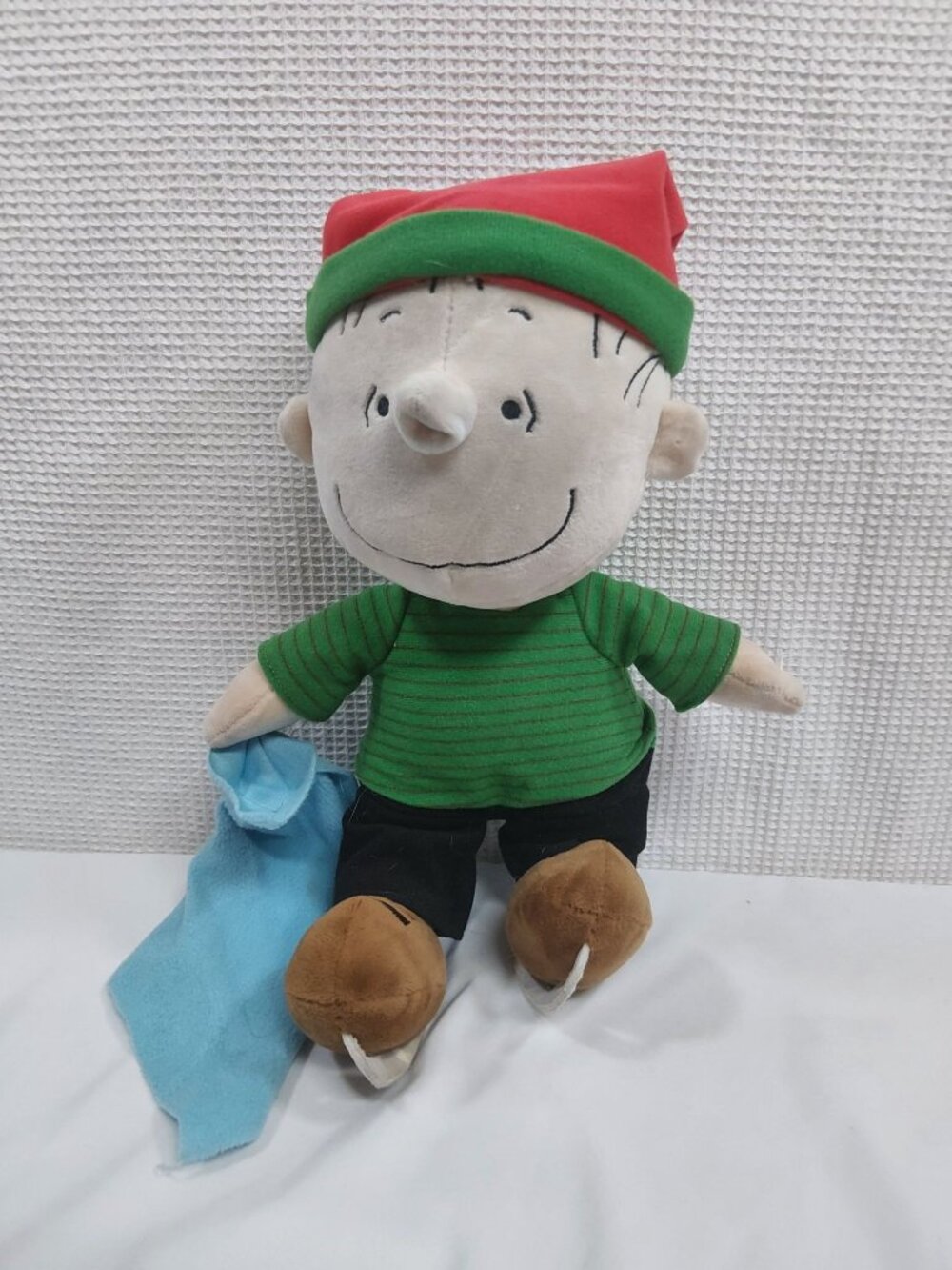 Holiday Plush Peanuts Linus 12” Cedar Fair Entertainment Company